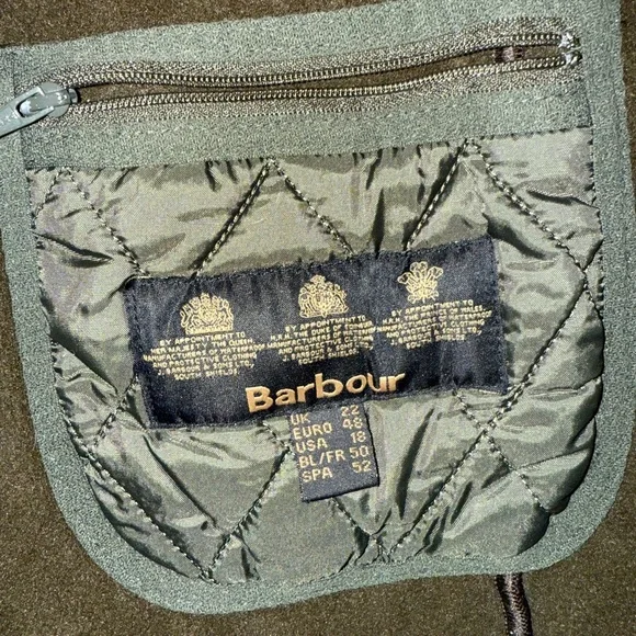 Barbour Quilted V-Neck Gilet - Picture 3 of 6